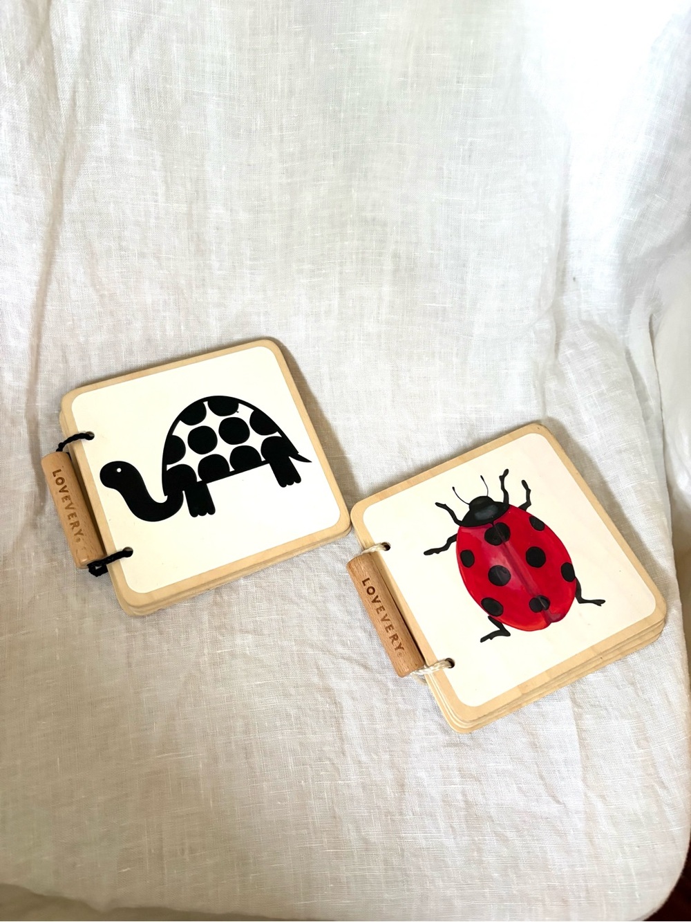 LOVEVERY Set of Two Wood Black‎ and White Animal Book and Colored Animal Books